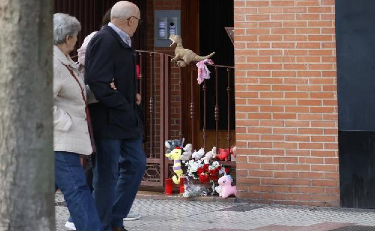 Portal del edificio en el que vivía Olivia, en la avenida de Gaspar García Laviana.