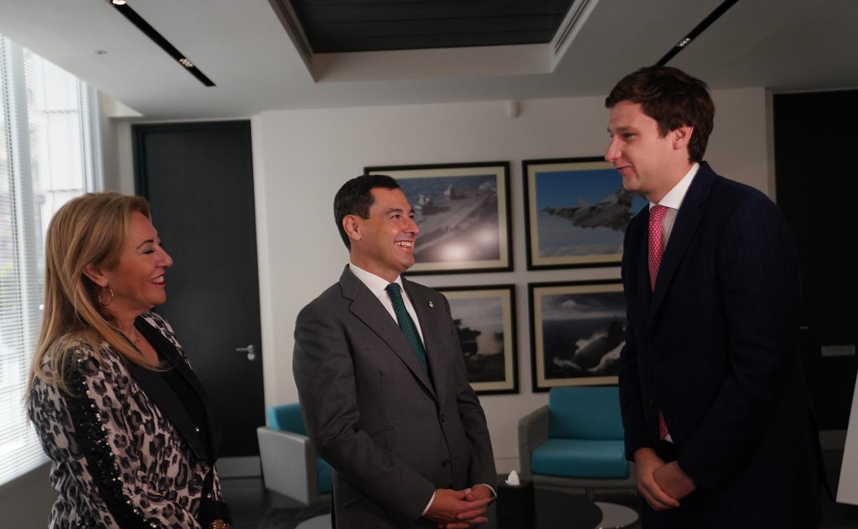 Carolina España, Juanma Moreno y el CEO de BAE Systems, David Holmes. 