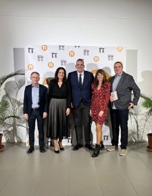 Imagen secundaria 2 - Invitados y parte del equipo Arrabal-AID, antes de celebrar la gala. 