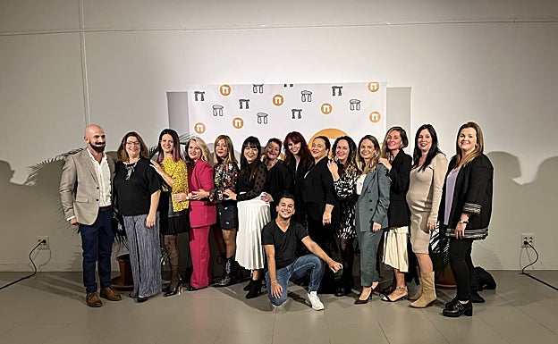 Imagen principal - Invitados y parte del equipo Arrabal-AID, antes de celebrar la gala. 