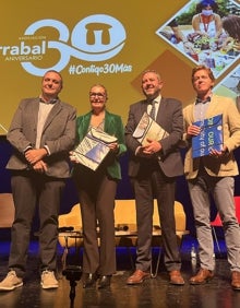 Imagen secundaria 2 - Autoridades institucionales, miembros de Arrabal-AID y ponentes de las mesas redondas. 