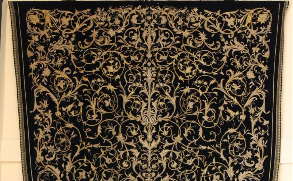 Imagen del actual manto de la Virgen de la Soledad en la casa hermandad. 