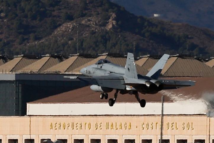 Cazas F-18 sobrevuelan el entorno del Aeropuerto y la Bahía de Málaga. 