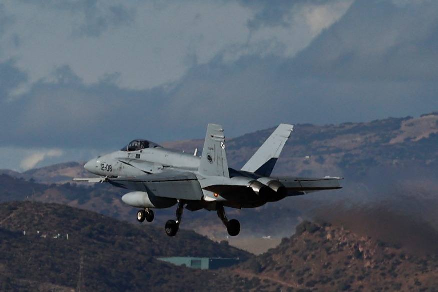 Cazas F-18 sobrevuelan el entorno del Aeropuerto y la Bahía de Málaga. 