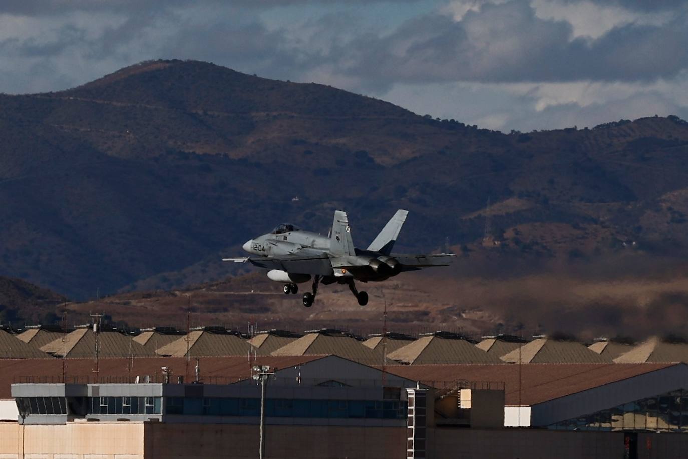 Cazas F-18 sobrevuelan el entorno del Aeropuerto y la Bahía de Málaga. 