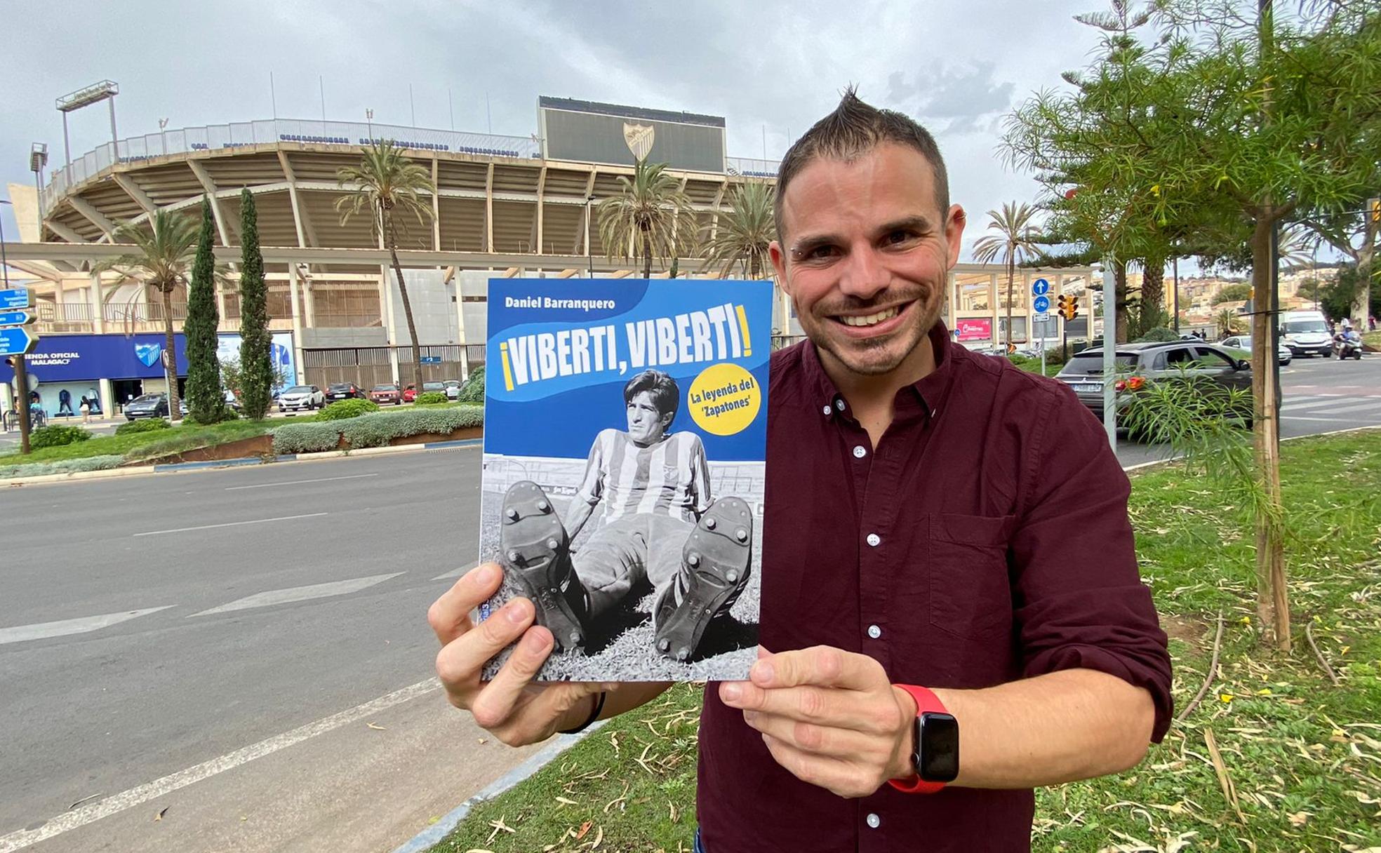 Daniel Barranquero posa con su libro delante de La Rosaleda. 