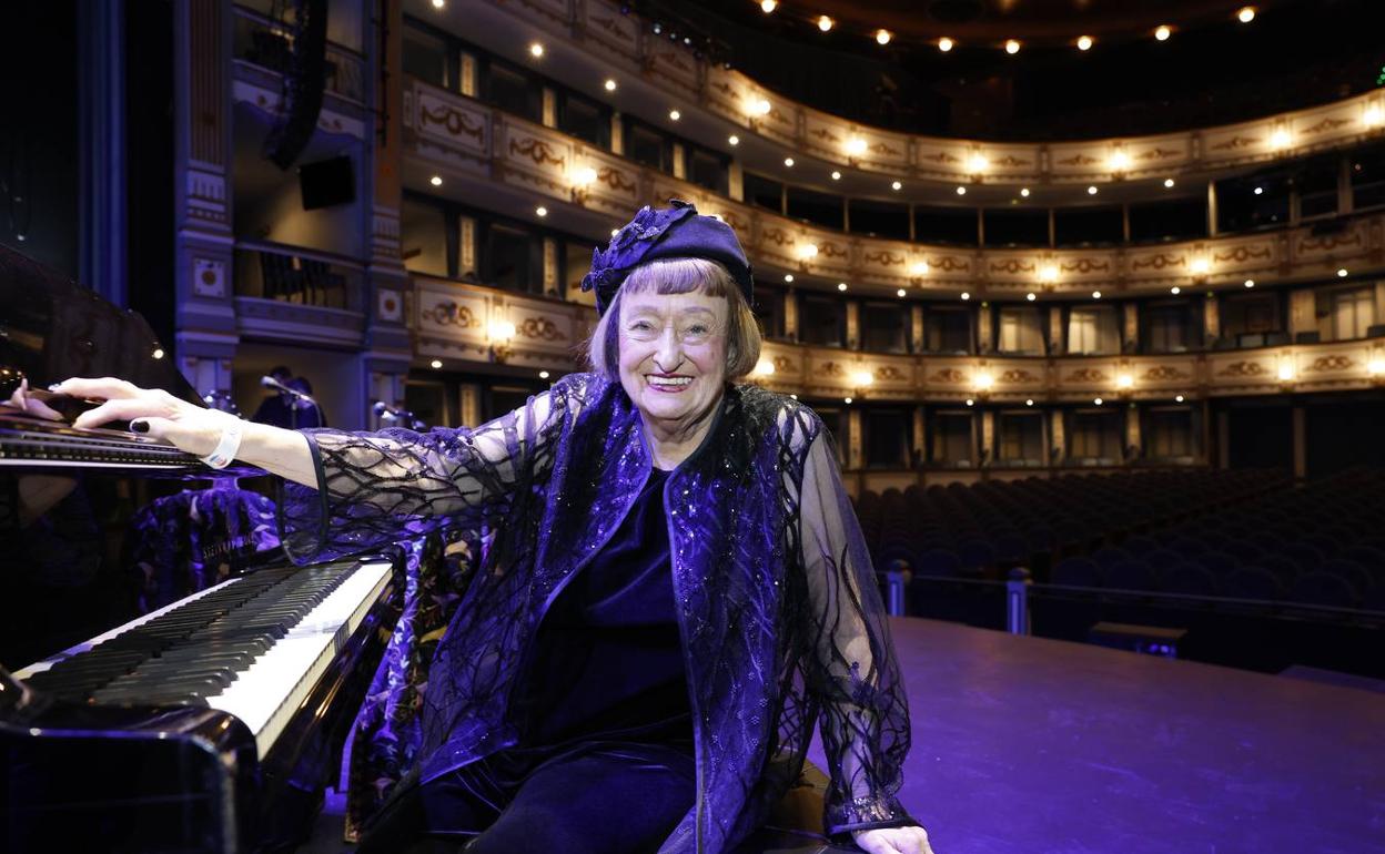 Sheila Jordan, sobre el escenario del Teatro Cervantes. 