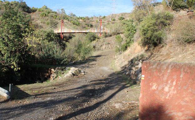 Giro a la derecha para subir al puente de colores