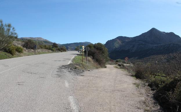 Punto donde se abandona la carretera para seguir por carril de tierra.