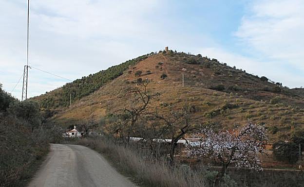 Tras casi un kilómetro de camino, se comienza a andar por carril de tierra.