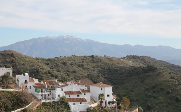 Vallejos, con el telón de fondo de sierra Tejeda.