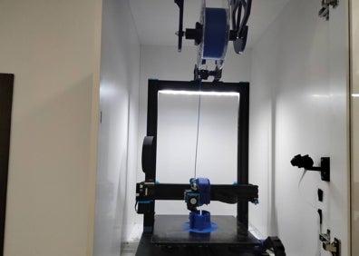 Imagen secundaria 1 - Arriba, las máscaras que usó Waczynski en su día. Abajo, una impresiora 3D realiza una prótesis. A la derecha, Abromaitis con otra de las máscaras fabricadas por Antonio Padilla.