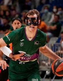 Imagen secundaria 2 - Arriba, las máscaras que usó Waczynski en su día. Abajo, una impresiora 3D realiza una prótesis. A la derecha, Abromaitis con otra de las máscaras fabricadas por Antonio Padilla.