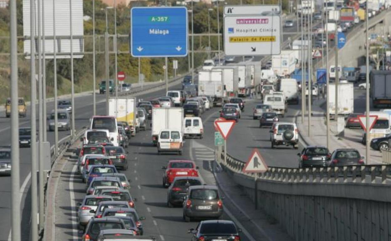 El tráfico es intenso en los accesos a Málaga desde la autovía del Guadalhorce (A-357). 