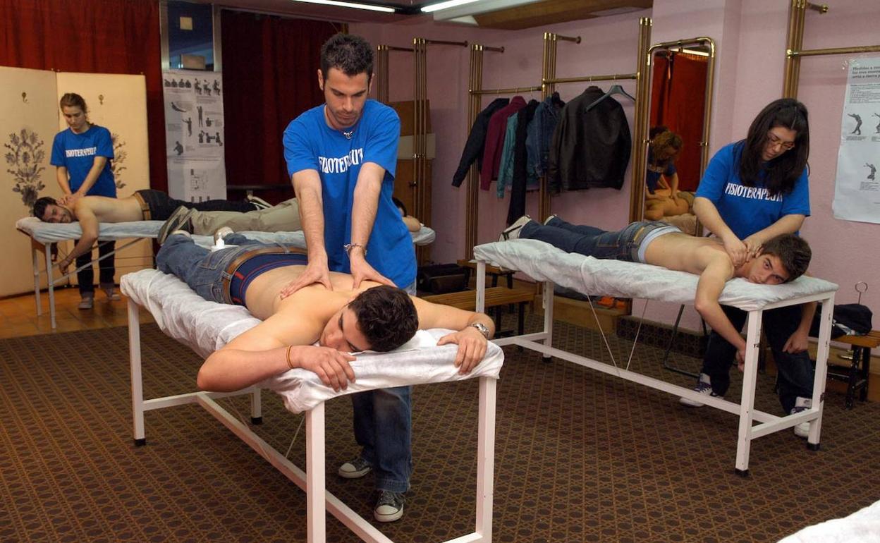 Imagen de archivo de fisioterapeutas desarrollando su trabajo. 