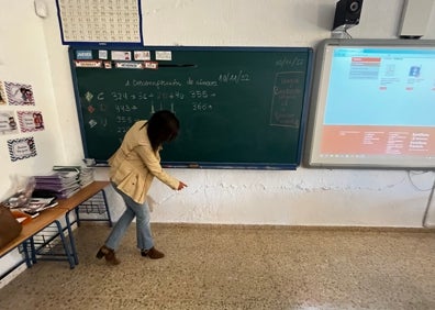 Imagen secundaria 1 - Tres imágenes de las grietas que presenta el centro educativo veleño. 