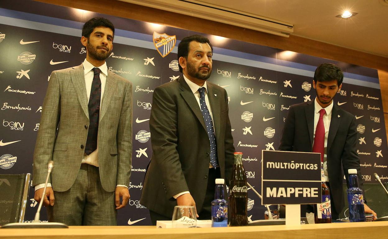 Nasser, Abdullah y Nayef Al-Thani, en la sala de prensa de La Rosaleda en una comparecencia. 