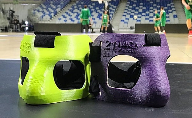 Imagen principal - Arriba, las máscaras que usó Waczynski en su día. Abajo, una impresiora 3D realiza una prótesis. A la derecha, Abromaitis con otra de las máscaras fabricadas por Antonio Padilla.