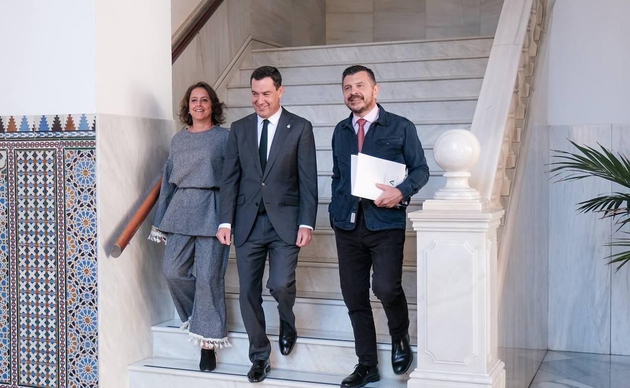 Juanma Moreno, con la consejera de Salud, Catalina García, y el portavoz parlamentario del PP, Toni Martín. 