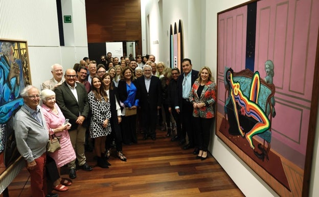 Representantes institucionales, familia y amigos, tras terminar la conferencia, junto a 'Dánae', la obra donada al Museo de Málaga. 