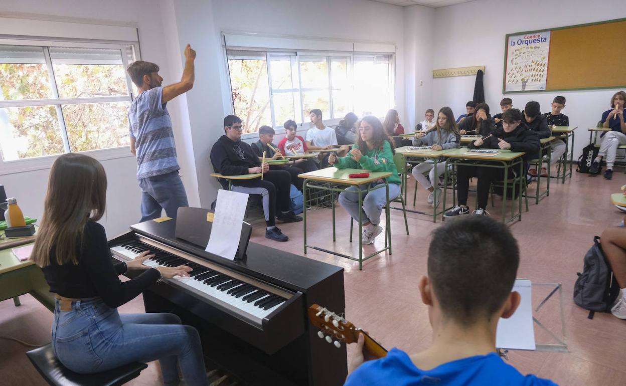 El profesor Juan Bautista Llorens, en su clase de música en el IES Rafael Pérez Estrada.