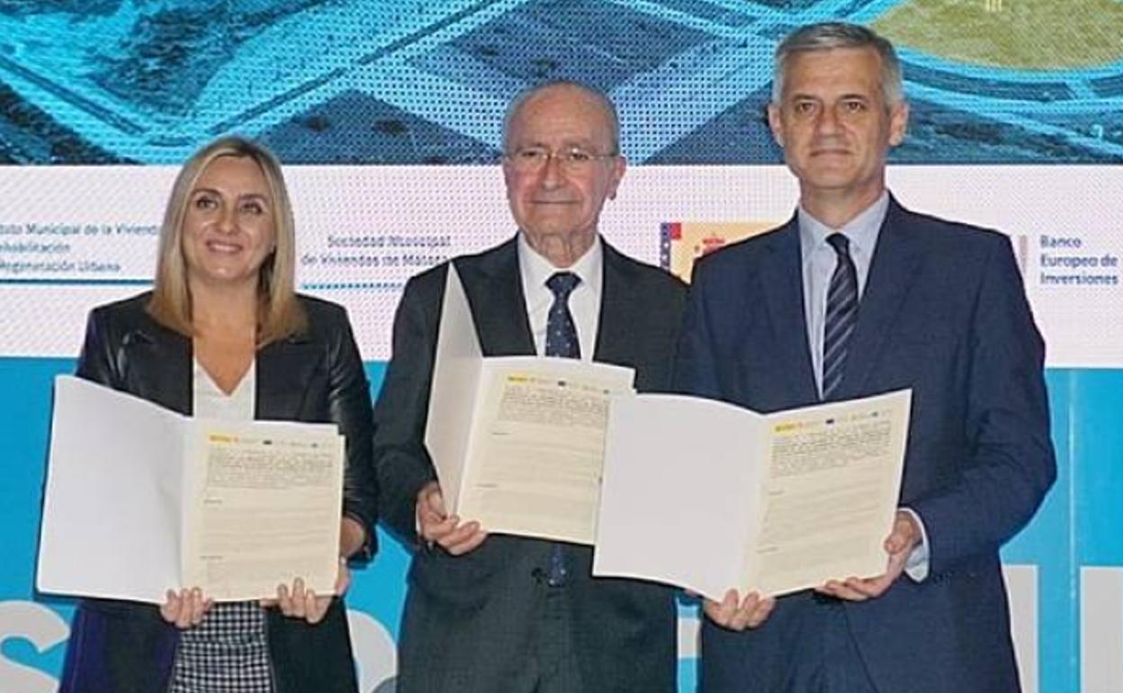 Marifrán Carazo, Francisco de la Torre y David Lucas, tras la firma del acuerdo. 