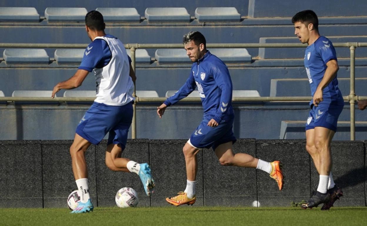 Álex Gallar, en el centro, durante un entrenamiento del Málaga. 