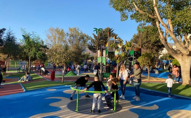 Imagen principal - Tres imágenes del recinto, de 700 metros cuadrados, en el parque Verano Azul de Nerja.