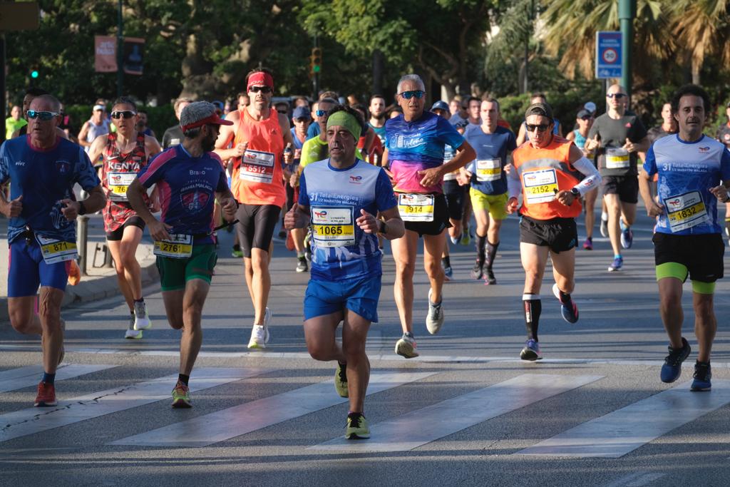 Miles de corredores participan en esta prueba que discurre por 21.097 metros homologados por la Real Federación Española de Atletismo, con sólo diez curvas y seis metros de desnivel desde el punto más alto al más bajo del recorrido.