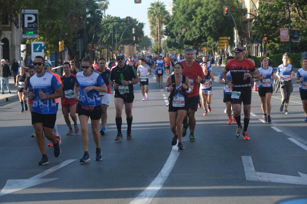 Miles de corredores participan en esta prueba que discurre por 21.097 metros homologados por la Real Federación Española de Atletismo, con sólo diez curvas y seis metros de desnivel desde el punto más alto al más bajo del recorrido.