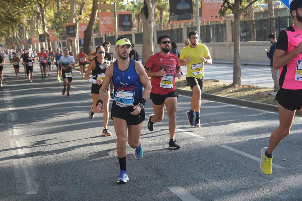 Miles de corredores participan en esta prueba que discurre por 21.097 metros homologados por la Real Federación Española de Atletismo, con sólo diez curvas y seis metros de desnivel desde el punto más alto al más bajo del recorrido.