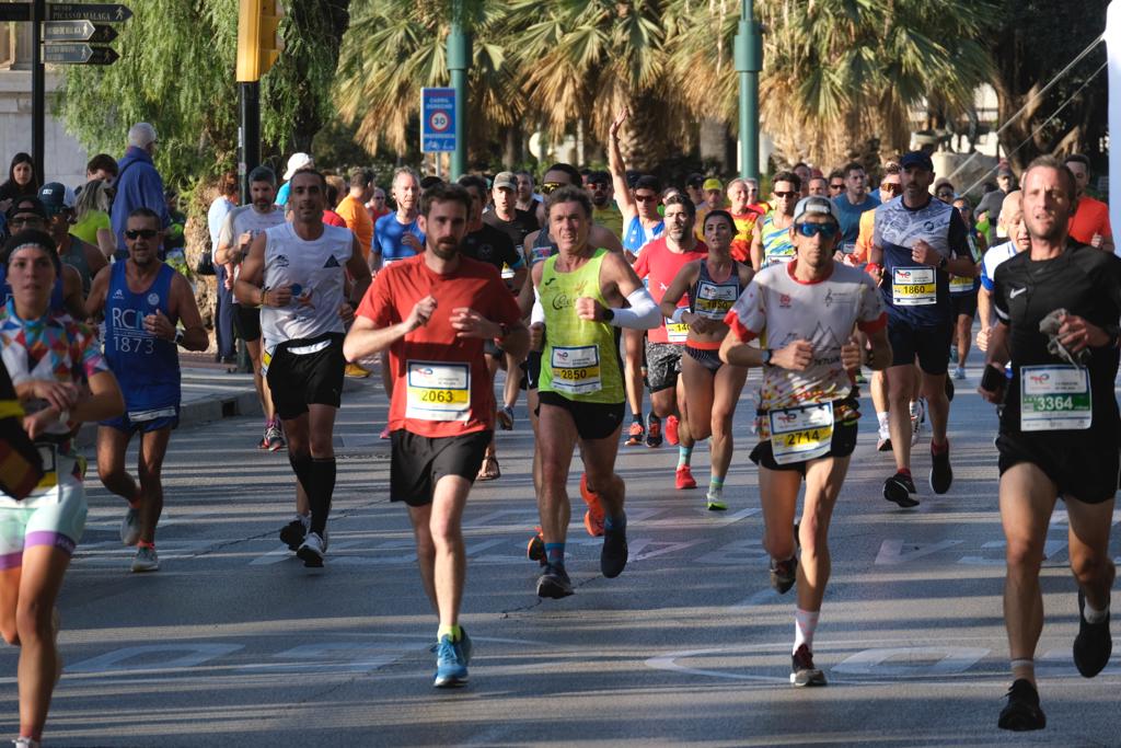 Miles de corredores participan en esta prueba que discurre por 21.097 metros homologados por la Real Federación Española de Atletismo, con sólo diez curvas y seis metros de desnivel desde el punto más alto al más bajo del recorrido.