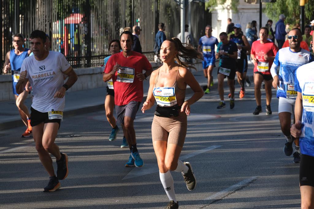 Miles de corredores participan en esta prueba que discurre por 21.097 metros homologados por la Real Federación Española de Atletismo, con sólo diez curvas y seis metros de desnivel desde el punto más alto al más bajo del recorrido.