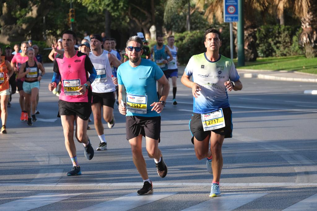 Miles de corredores participan en esta prueba que discurre por 21.097 metros homologados por la Real Federación Española de Atletismo, con sólo diez curvas y seis metros de desnivel desde el punto más alto al más bajo del recorrido.