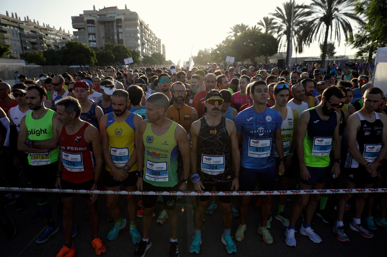 Miles de corredores participan en esta prueba que discurre por 21.097 metros homologados por la Real Federación Española de Atletismo, con sólo diez curvas y seis metros de desnivel desde el punto más alto al más bajo del recorrido.