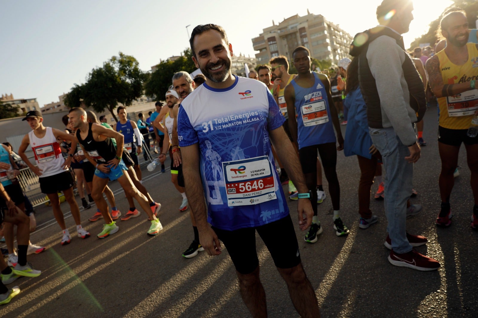 Miles de corredores participan en esta prueba que discurre por 21.097 metros homologados por la Real Federación Española de Atletismo, con sólo diez curvas y seis metros de desnivel desde el punto más alto al más bajo del recorrido.