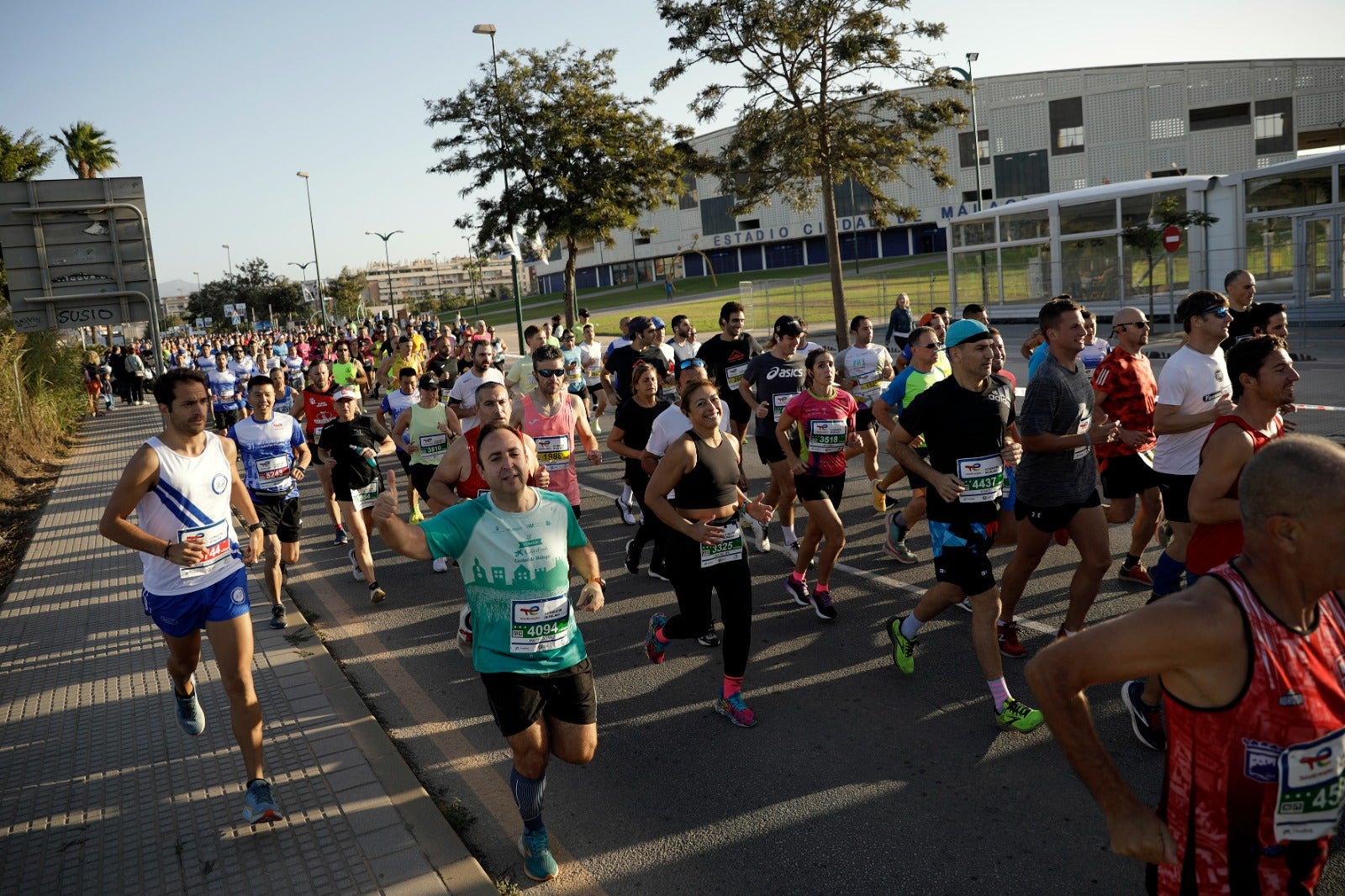 Miles de corredores participan en esta prueba que discurre por 21.097 metros homologados por la Real Federación Española de Atletismo, con sólo diez curvas y seis metros de desnivel desde el punto más alto al más bajo del recorrido.