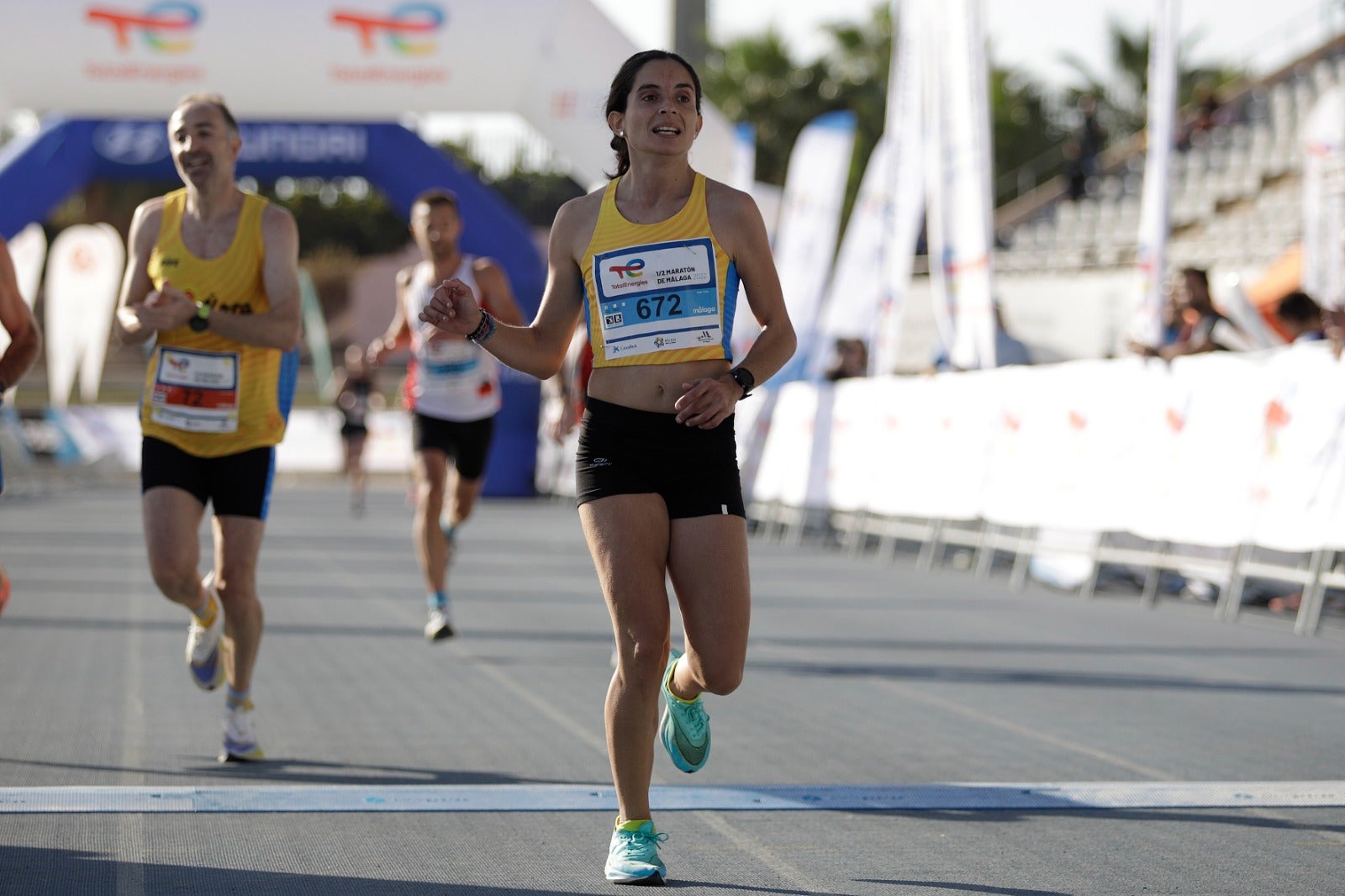 Miles de corredores participan en esta prueba que discurre por 21.097 metros homologados por la Real Federación Española de Atletismo, con sólo diez curvas y seis metros de desnivel desde el punto más alto al más bajo del recorrido.