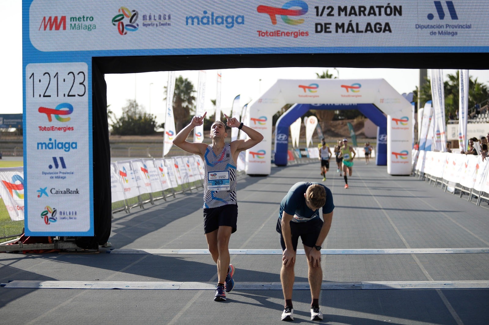 Miles de corredores participan en esta prueba que discurre por 21.097 metros homologados por la Real Federación Española de Atletismo, con sólo diez curvas y seis metros de desnivel desde el punto más alto al más bajo del recorrido.