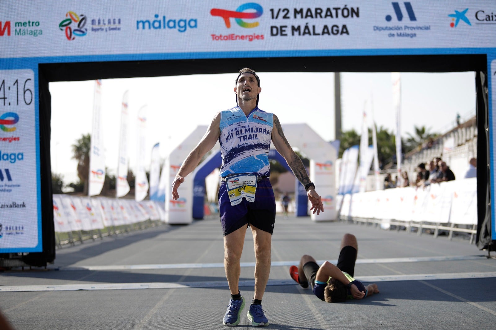 Miles de corredores participan en esta prueba que discurre por 21.097 metros homologados por la Real Federación Española de Atletismo, con sólo diez curvas y seis metros de desnivel desde el punto más alto al más bajo del recorrido.