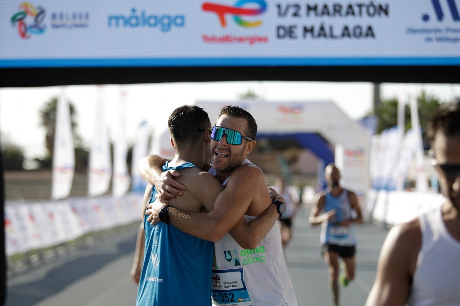 Miles de corredores participan en esta prueba que discurre por 21.097 metros homologados por la Real Federación Española de Atletismo, con sólo diez curvas y seis metros de desnivel desde el punto más alto al más bajo del recorrido.