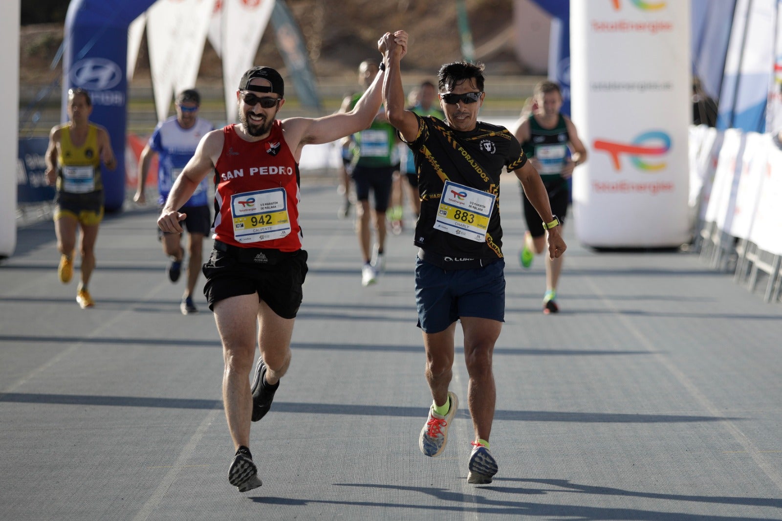 Miles de corredores participan en esta prueba que discurre por 21.097 metros homologados por la Real Federación Española de Atletismo, con sólo diez curvas y seis metros de desnivel desde el punto más alto al más bajo del recorrido.