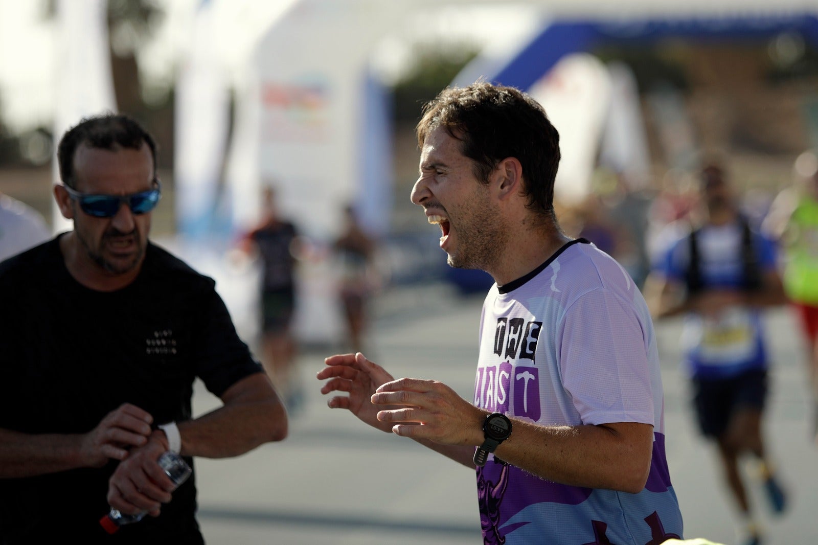 Miles de corredores participan en esta prueba que discurre por 21.097 metros homologados por la Real Federación Española de Atletismo, con sólo diez curvas y seis metros de desnivel desde el punto más alto al más bajo del recorrido.