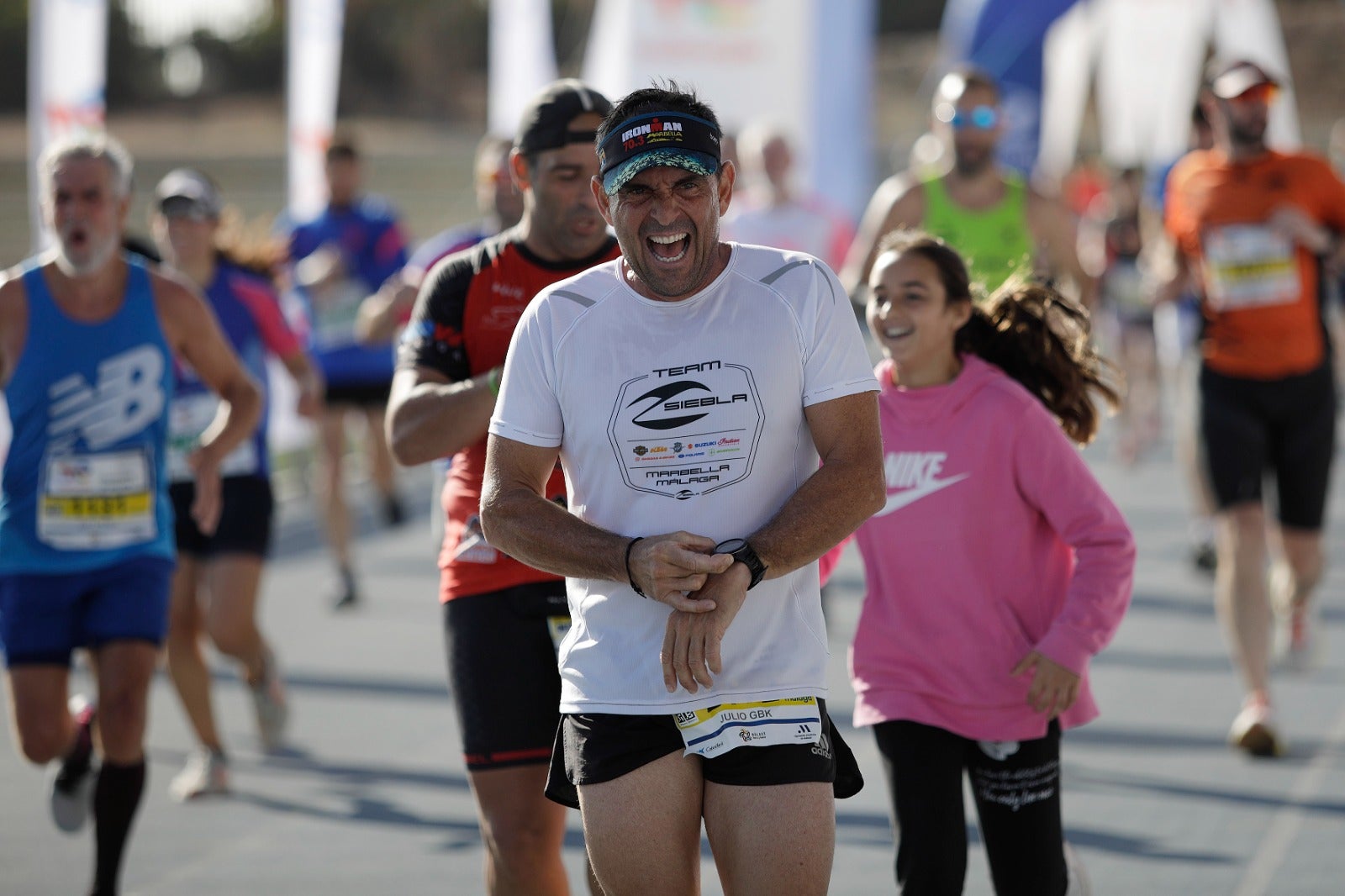 Miles de corredores participan en esta prueba que discurre por 21.097 metros homologados por la Real Federación Española de Atletismo, con sólo diez curvas y seis metros de desnivel desde el punto más alto al más bajo del recorrido.