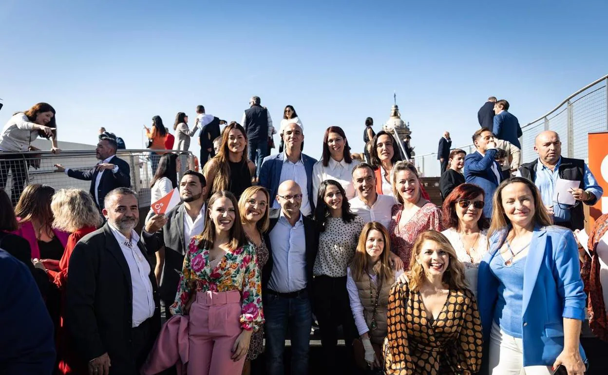 La presidenta nacional de Ciudadanos, Inés Arrimadas, con los candidatos de las localidades malagueñas. 