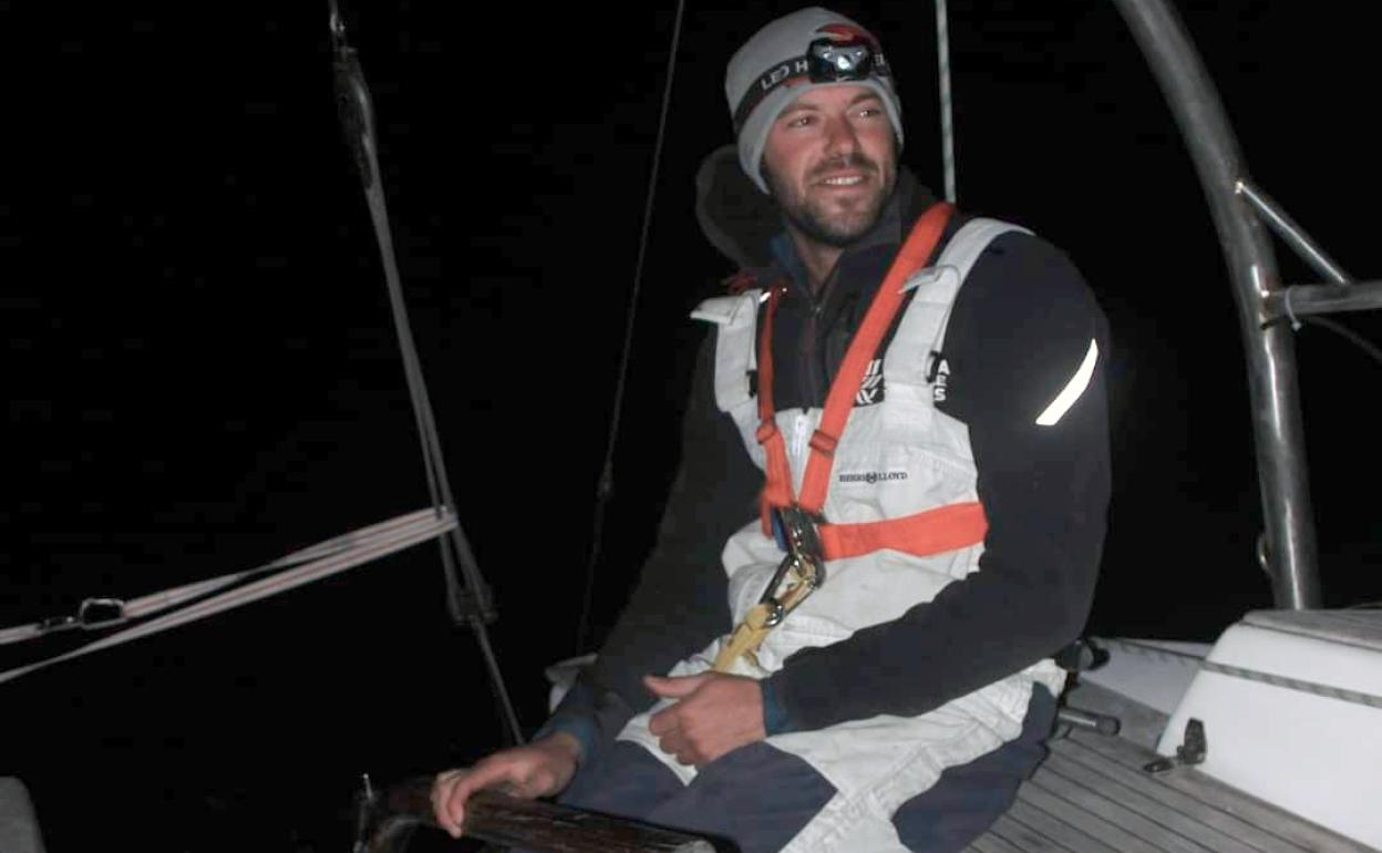 Dionisio Mendiola, en el momento de la llegada al primer puerto español de su travesía, en Santander. 