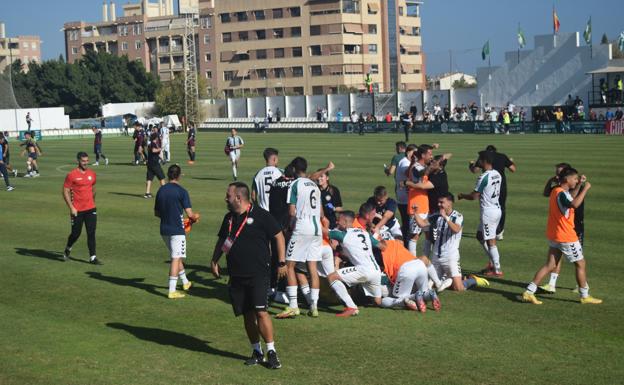 Imagen principal - El Torremolinos da la sorpresa en la Copa y elimina al Huesca