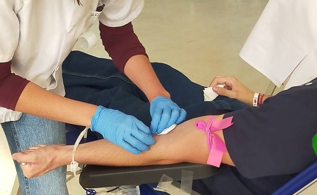 Una enfermera saca sangre a un universitario en la Facultad de Derecho. 