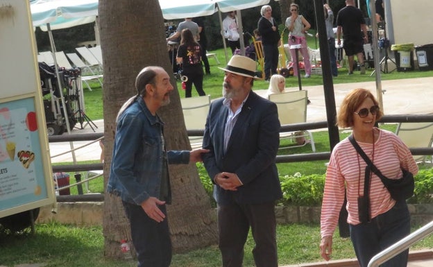 Imagen principal - En la primera foto, Miguel Rellán y Antonio Resines, en una pausa del rodaje en los jardines del Pez España de Torremolinos. En la segunda, rodaje de una escena, y en la tercera, Manuel Galiana, Carmen Arévalo y Fernando Colomo, que acompañan a los protagonistas. 