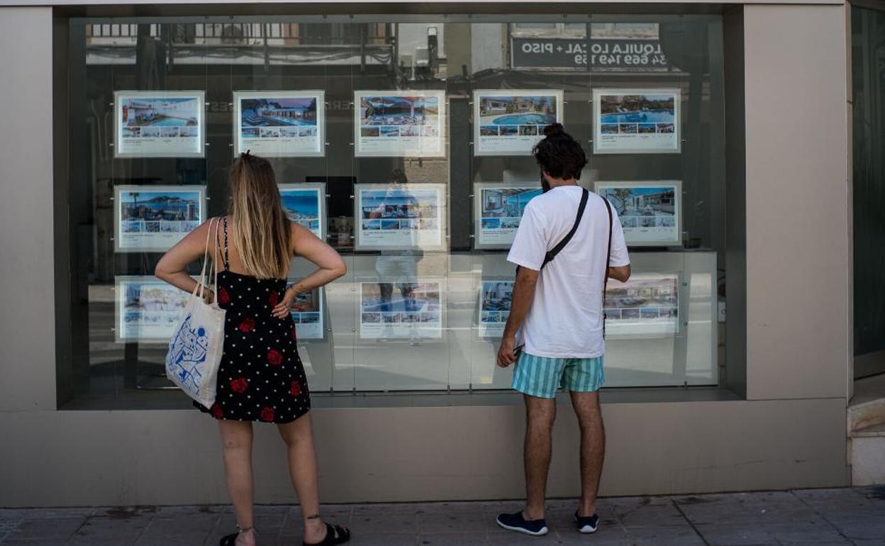 Se colapsa la web el primer día para solicitar el bono de alquiler joven en Andalucía